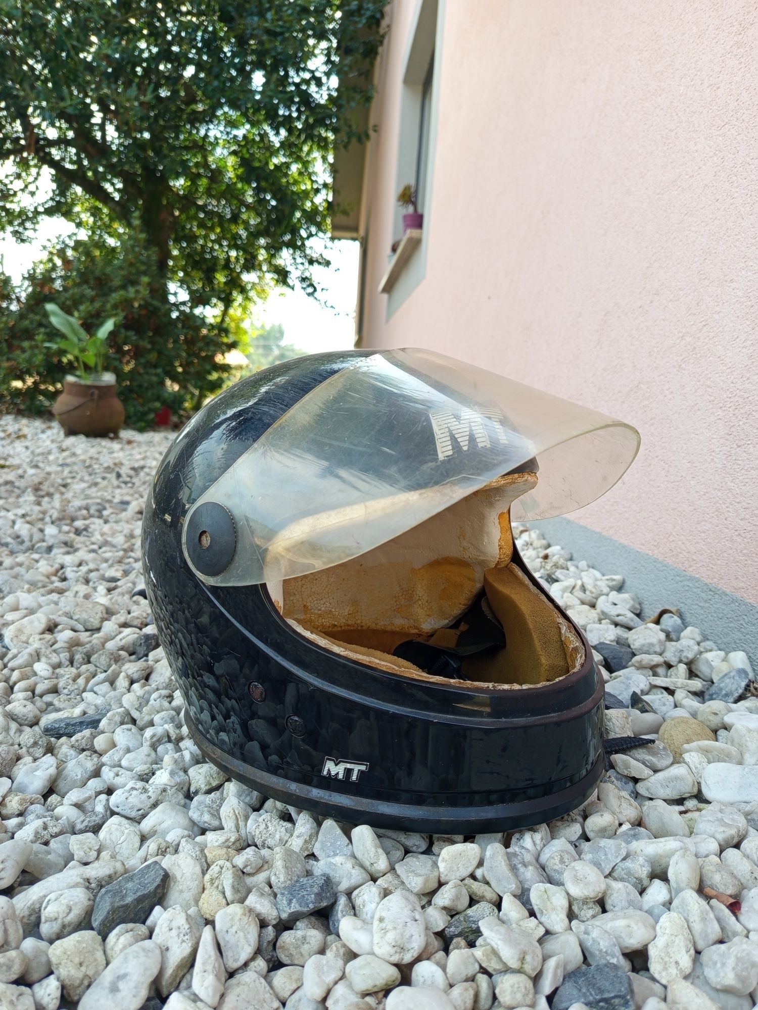 Capacete velho com esponja