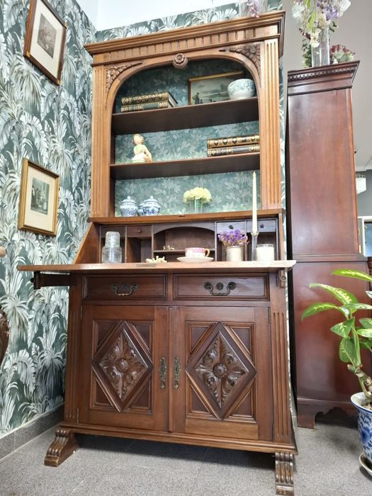 Secretária antiga em madeira maciça.