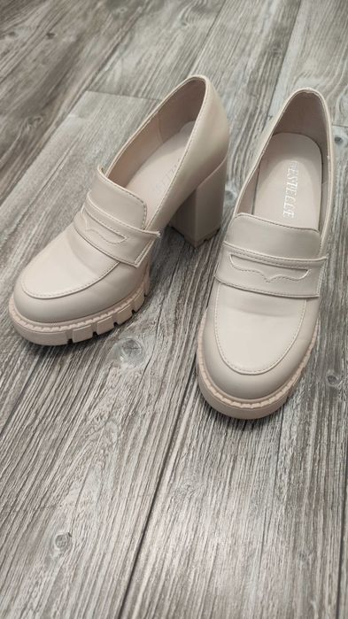 Beżowe półbuty damskie 37