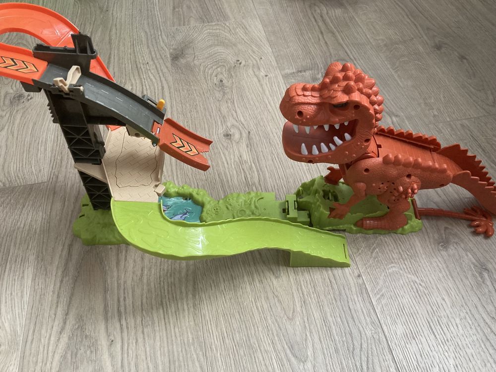 sprzedam zestaw pasujacy do hot wheels z dinozaurem