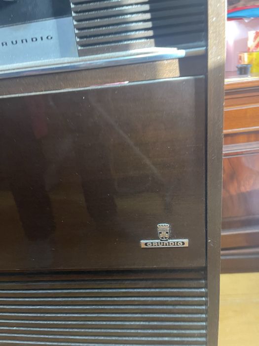 Móvel rádio e gira disco Grundig
