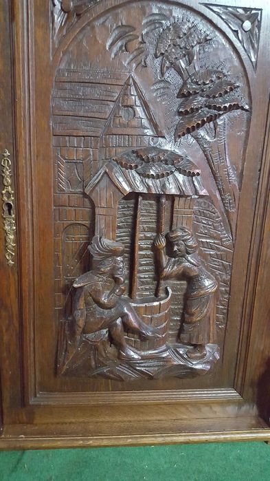 Stary kredens wspaniale rzeźbiony