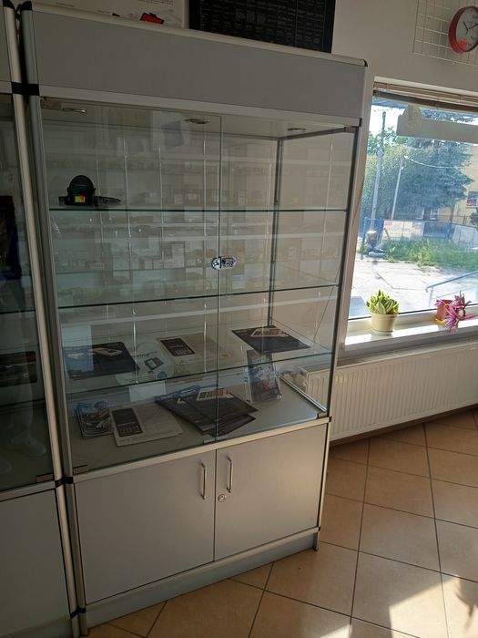 Sprzedam dwie gabloty (materiał szkło-płyta) z oświetleniem zamykane