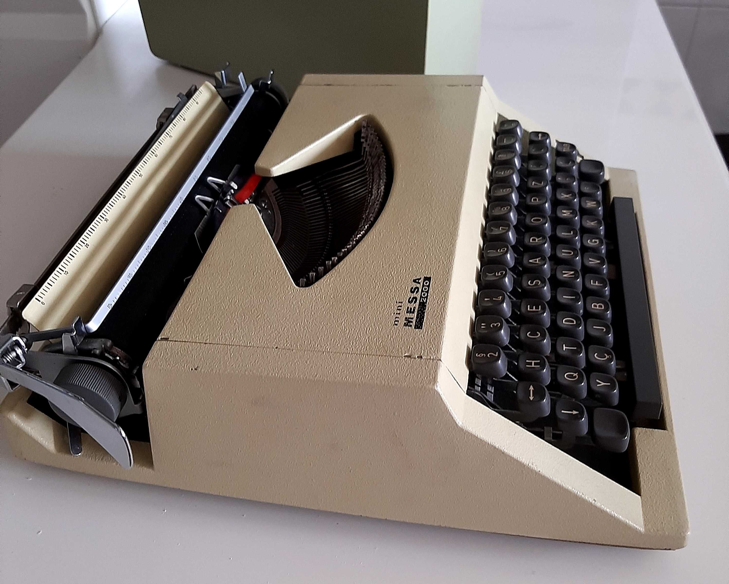 Máquina de escrever Messa Mini 2000