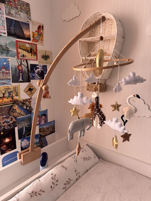 Тримач для мобіля, мобіль та музикальний блок