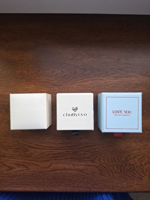 Коробки з-під ювелірних виробів Pandora, Chuttyevo та Love You
