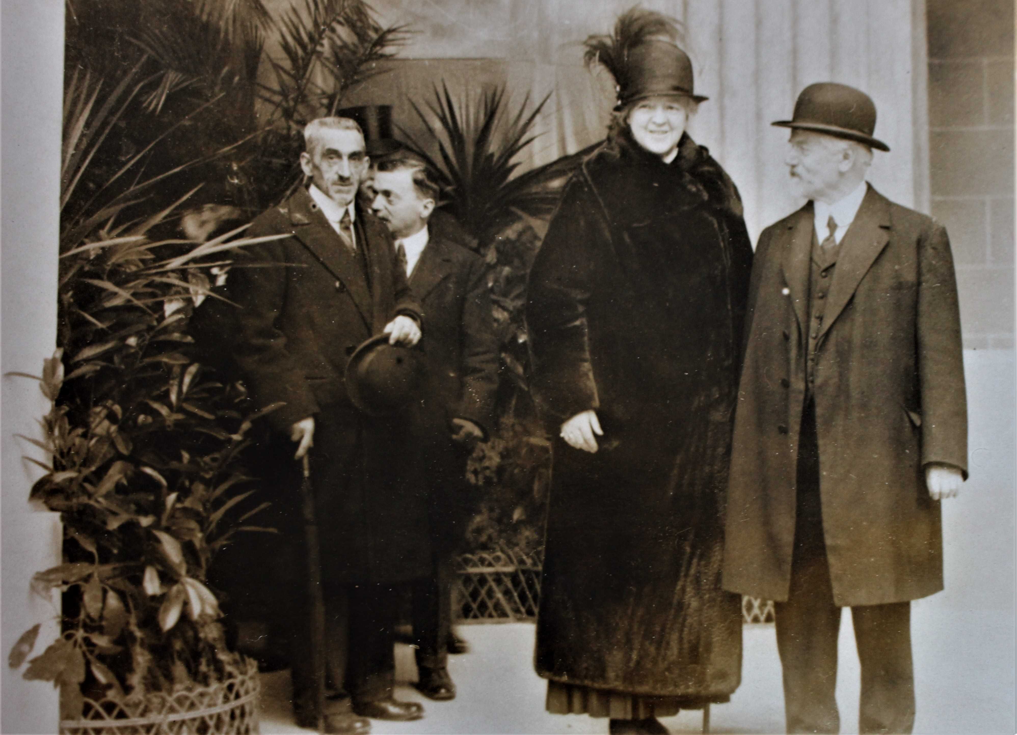 RAINHA D. AMÉLIA visita o Museu de História Natural, PARIS