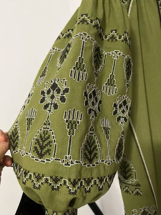 Жіноча сукня вишиванка колір хакі обємні рукави з пояском