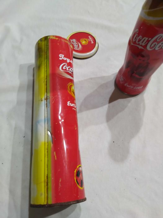 Lata com garrafa de coca-cola cheia Euro 2004