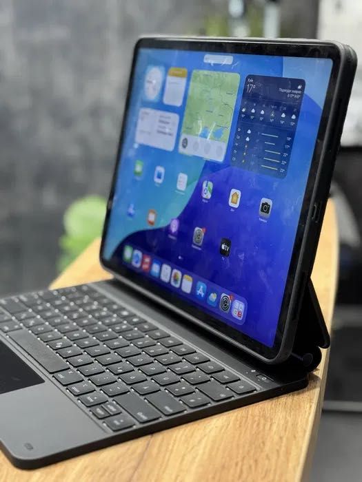iPad 12.9 pro 512gb M2 2022 + магнітні кейс з клавіатурою