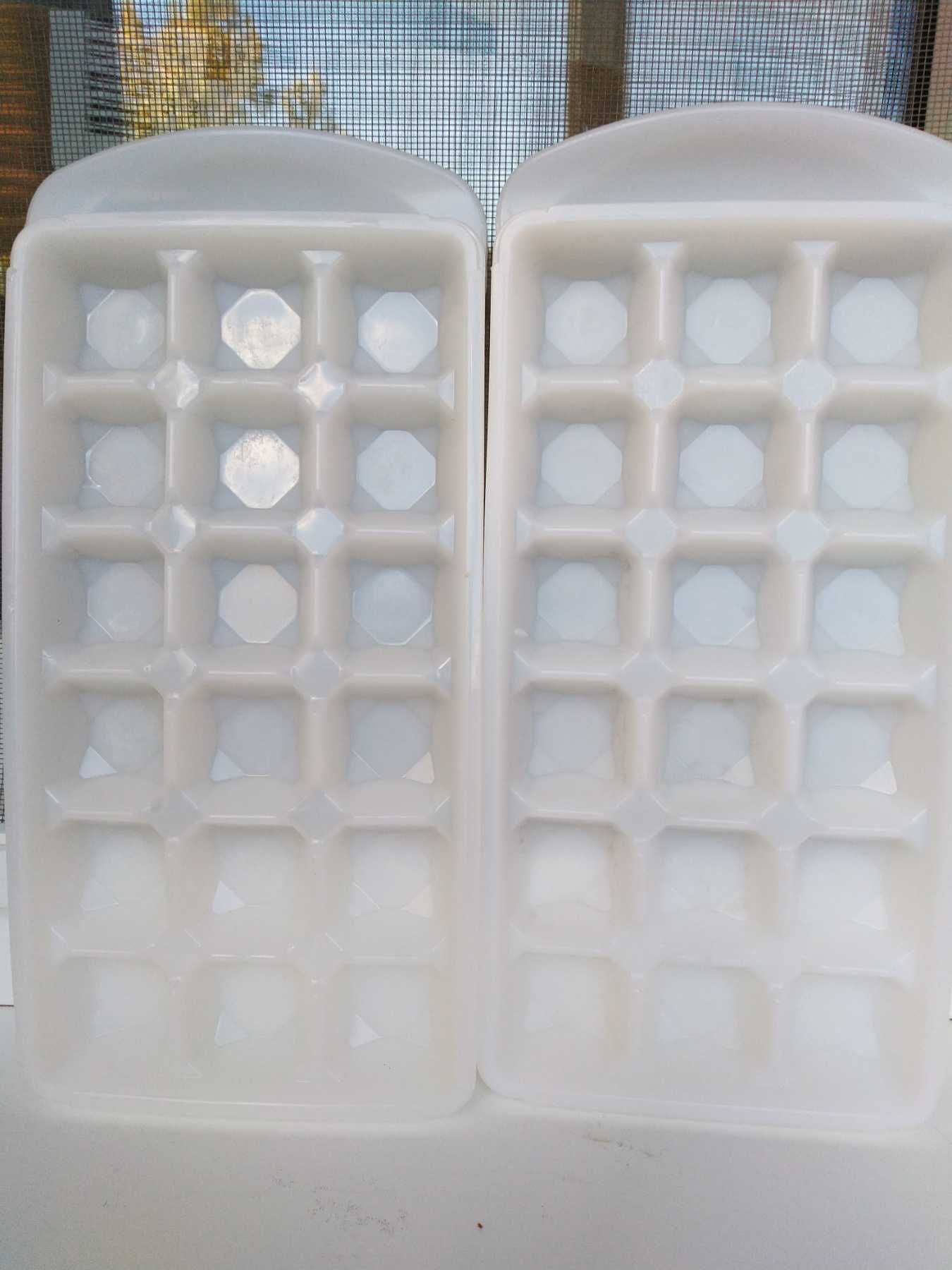 ледница для холодильника ,пластик,фома для льда,18 кубиков
