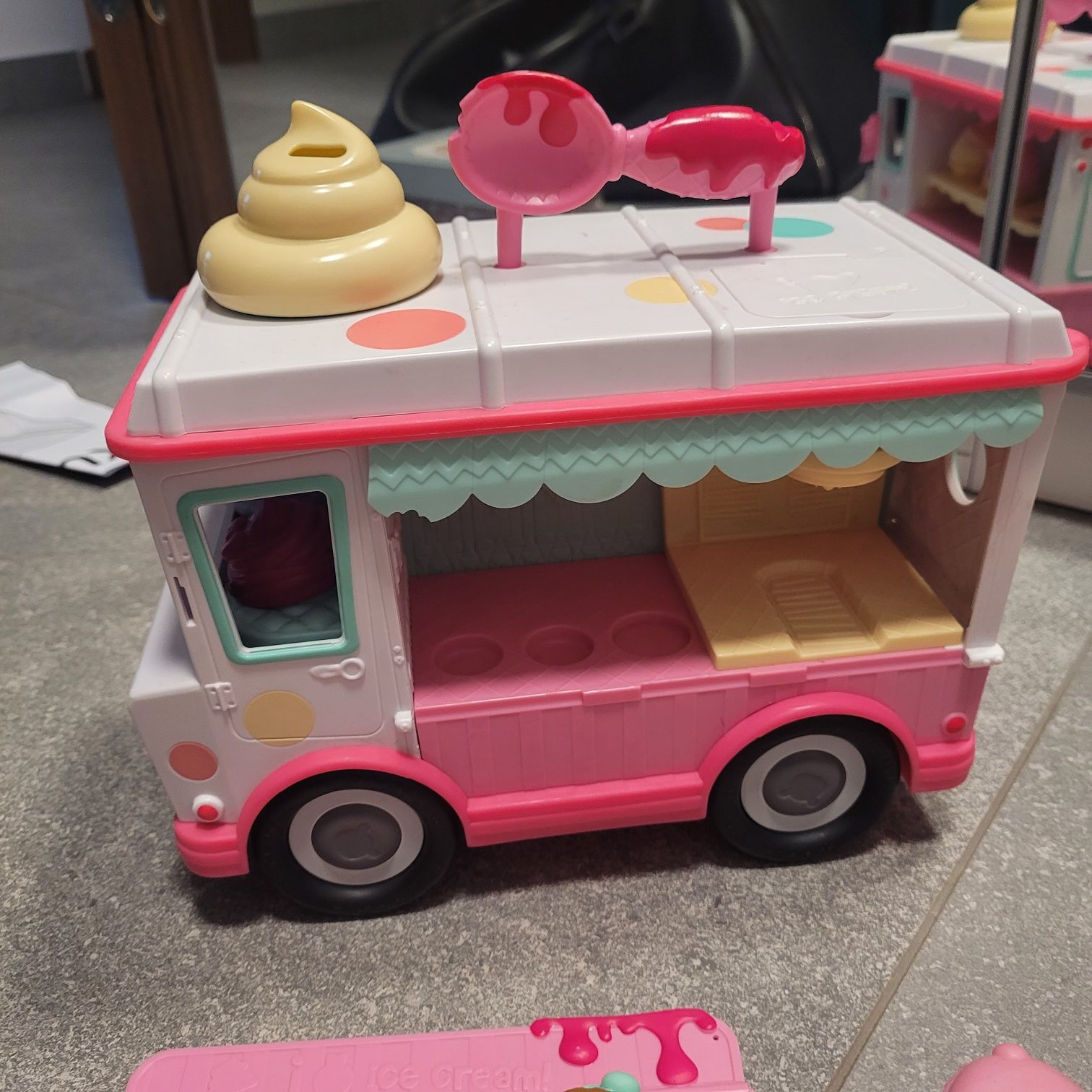 Zestaw figurek Num Noms i auto lodziernia