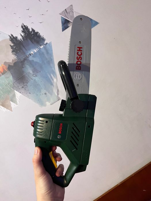 Bosch дитяча бензопила видає звук, як справжня