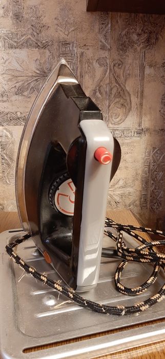 Утюг времён СССР в рабочем состоянии