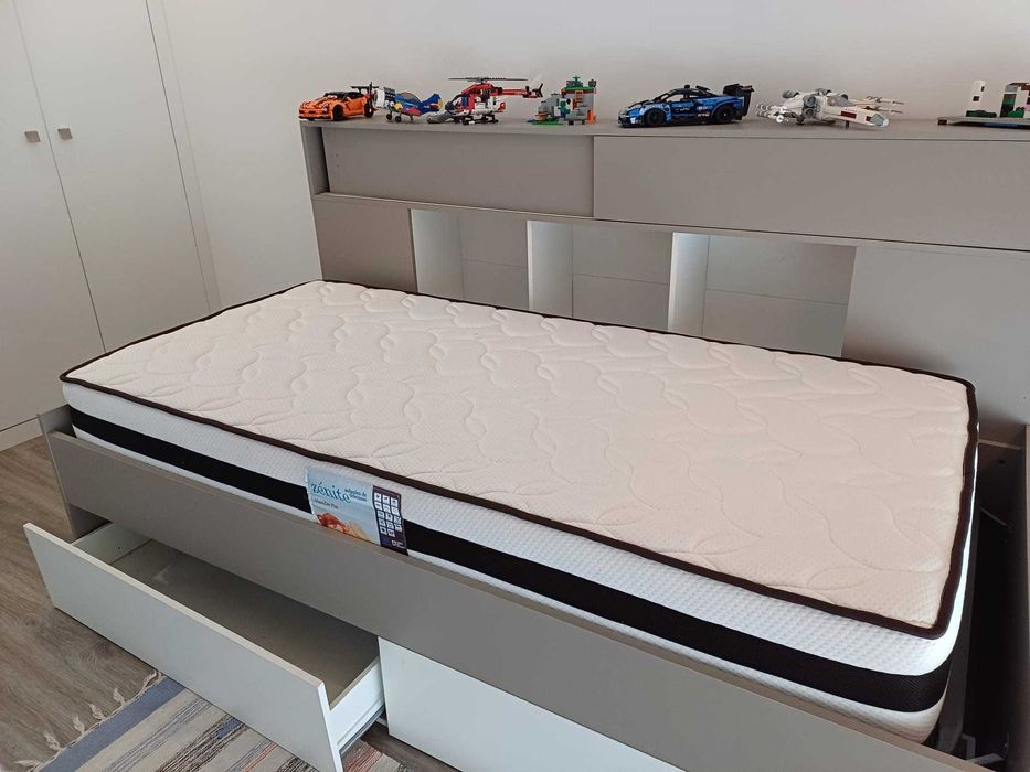 ESTRADO E COLCHÃO solteiro em bom estado