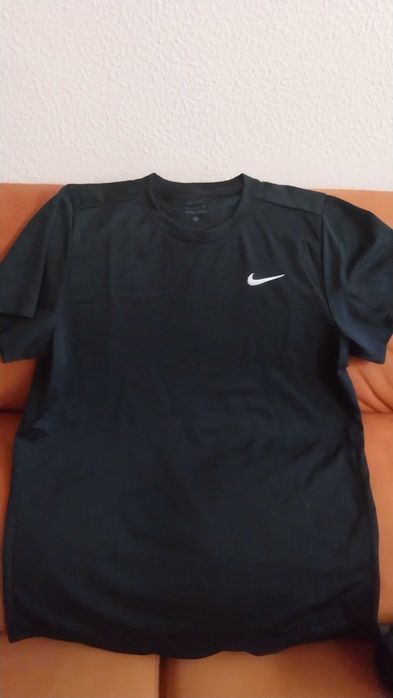Camisola nike nova oferta de outra de outra marca preta ou vermelha