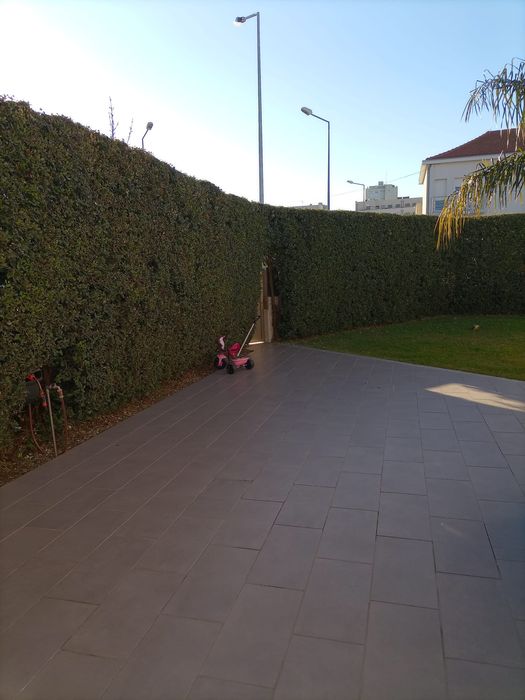 MORADIA UNIFAMILIAR V4 (Piscina, Terraço e Jardim)