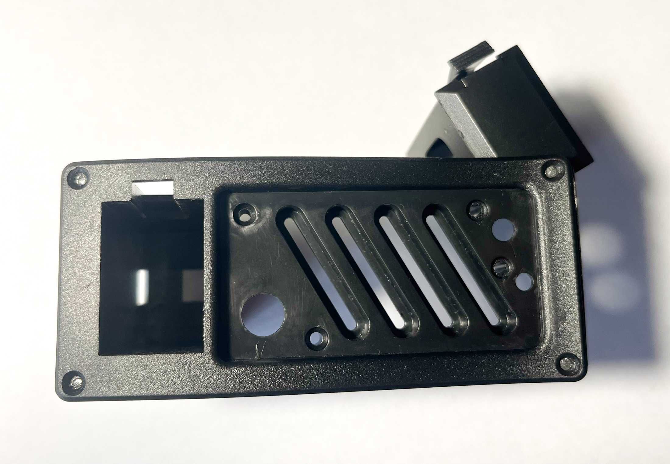 Obudowa baterii 9V (gitara elektroakustyczna) + ramka equalizera.
