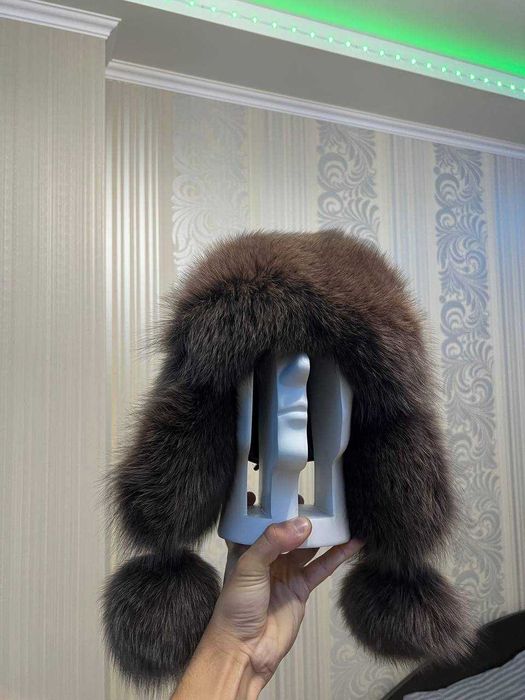 Женская шапка из натуральной кожи и меха песца