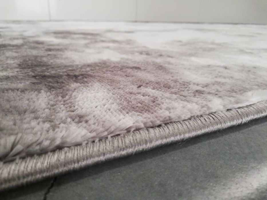 Tapete cinza e branco