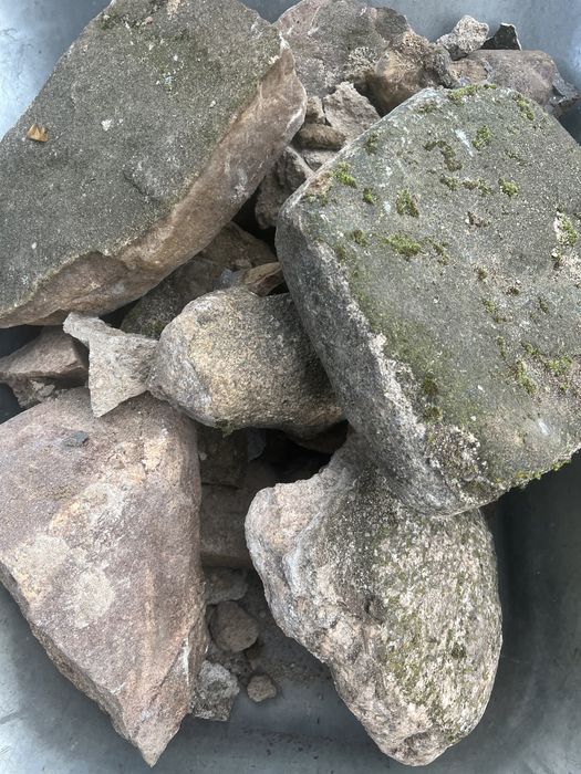 Duże i małe kamienie polne