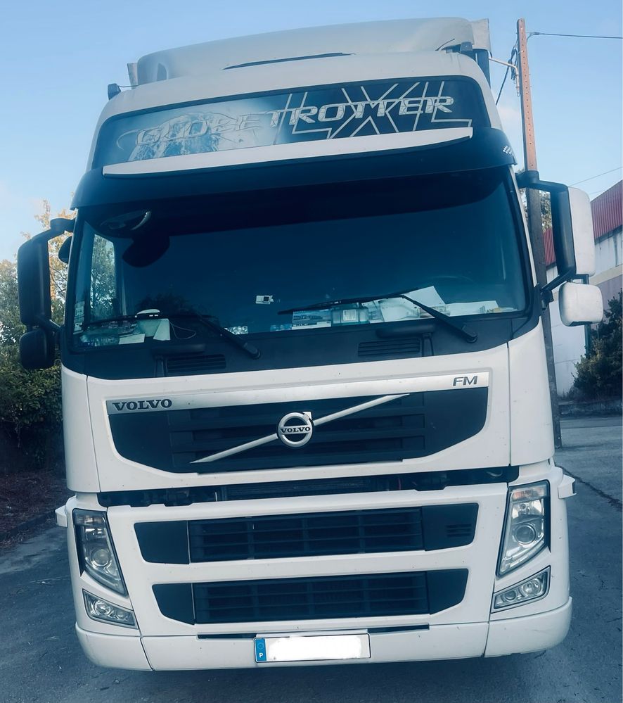 Volvo FM 330 com plataforma