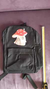 nowy plecak czarny z wzorem grzyb