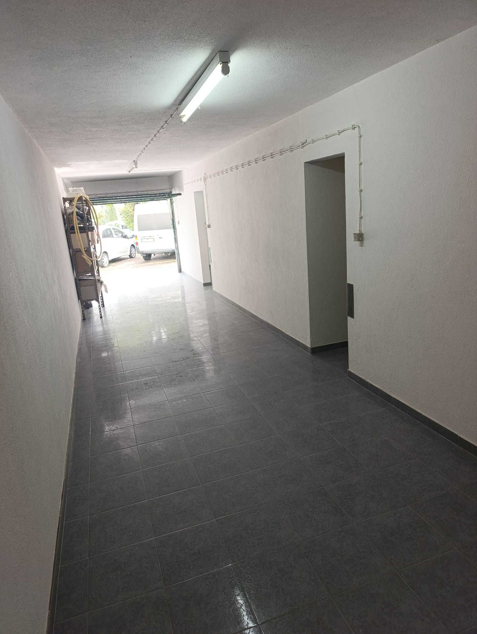 Aluga-se Garagem/Armazém - Paço de Arcos