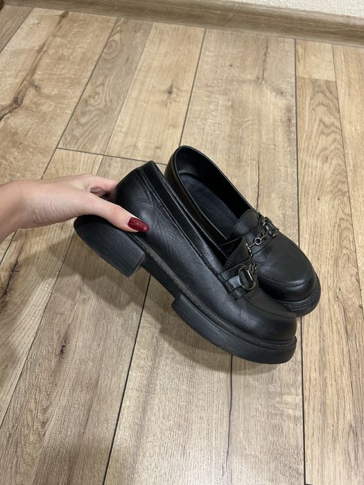 Шкіряні лофери.