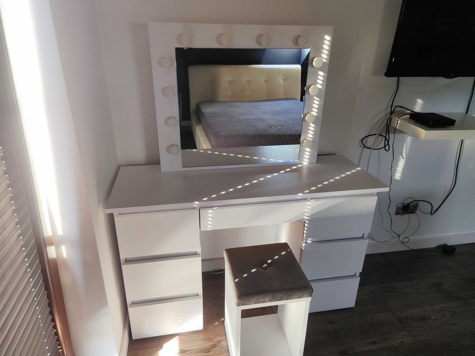 Toaletka kosmetyczna z lustrem oświetlana