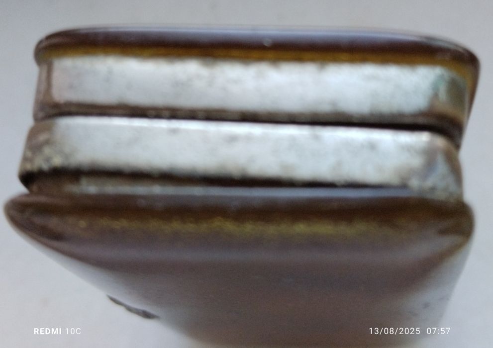 Caixa antiga para comprimidos feita em África