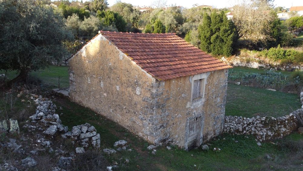 Terreno com Casa Centenária em Pedra — Buraca do Casmilo