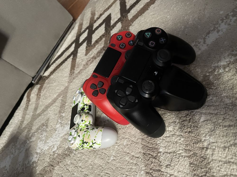 Playstation 4 com 7 jogos e 3 comandos