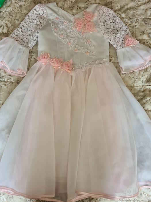 Продається платтячко на дівчинку 4-6 рочки в дуже хорошому стані