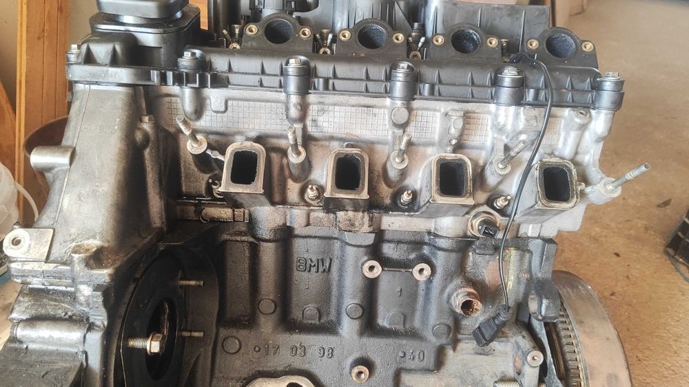 CABEÇA do MOTOR com tampa das válvulas BMW E46 320D (original)