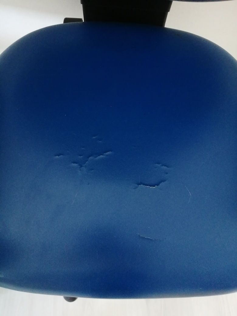 Cadeira azul com rodas