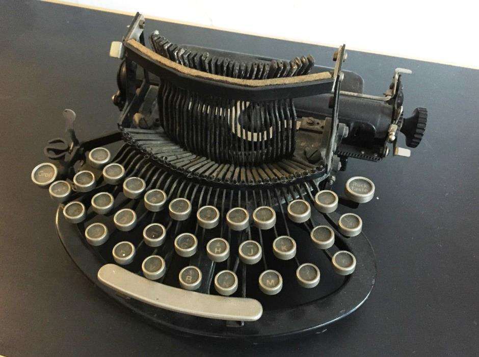 Maquina de escrever muito antiga 1897