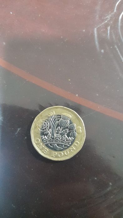 Moeda de colecção rara, do ano 2016, one pound, 
Queen Elizabeth ll.
E