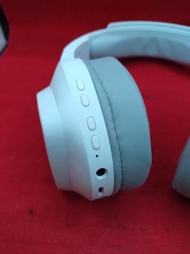 newskill wireless earphones białe, podświetlenie port usb radio opis