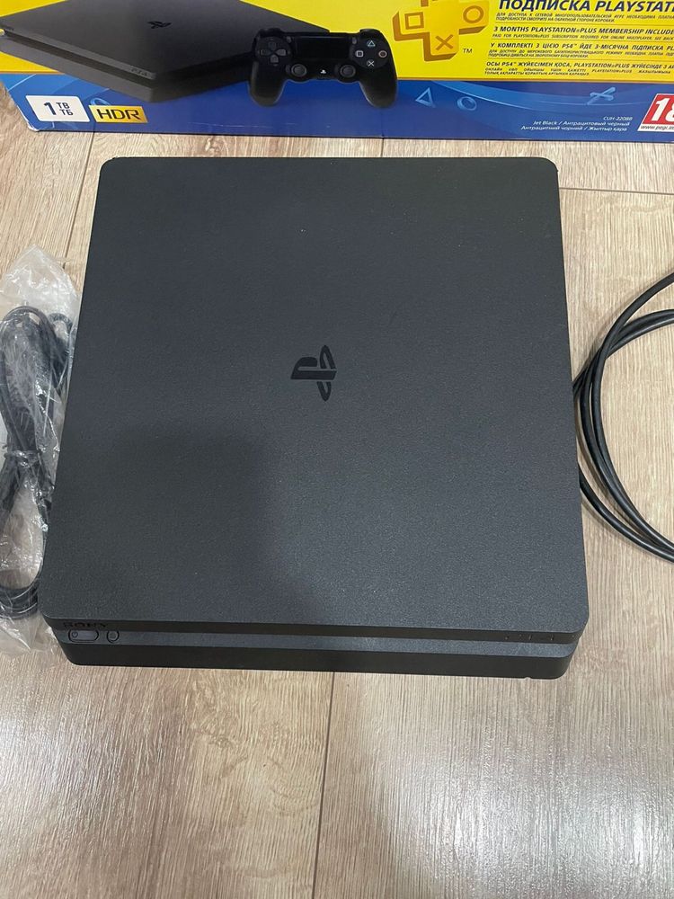 PlayStation 4 slim (1TB)