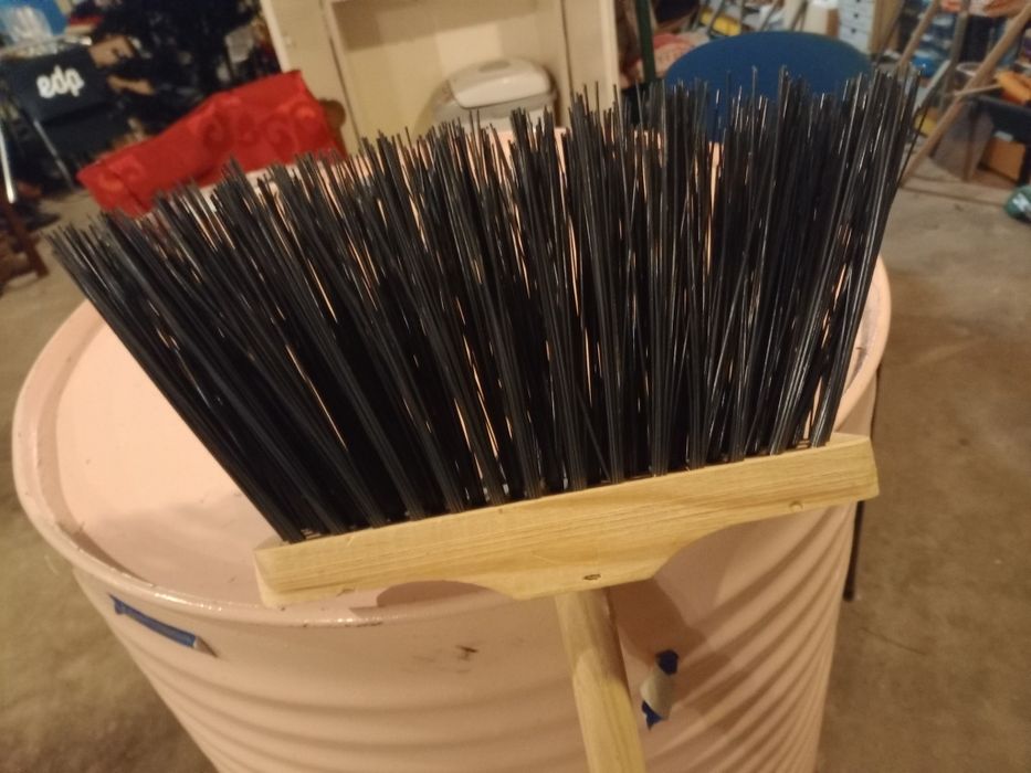 Vassoura nova com 23cm