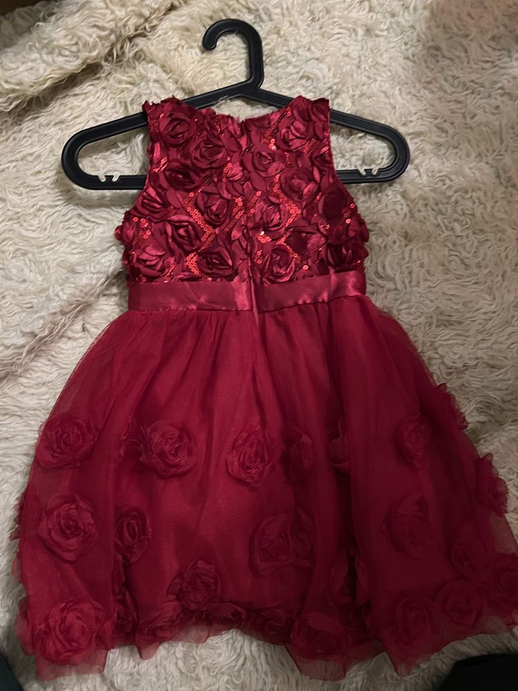 piekna czerwona sukienka r 110 cekiny