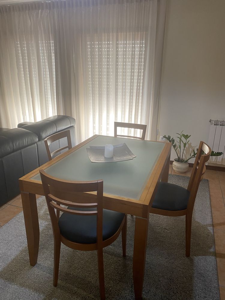 Mesa de sala extensivel com 4 cadeiras