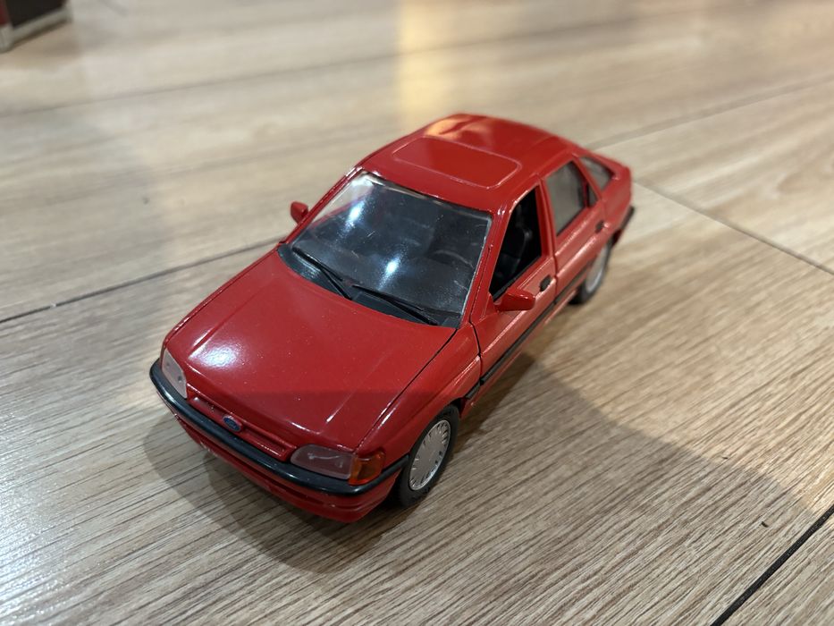 Model Ford Escort 1:24 Schabak (gama polistil bburago)