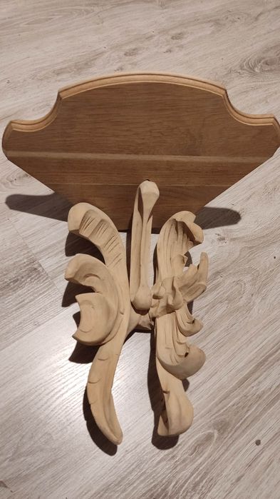 Ręcznie rzeźbiona narożna półka konsolka