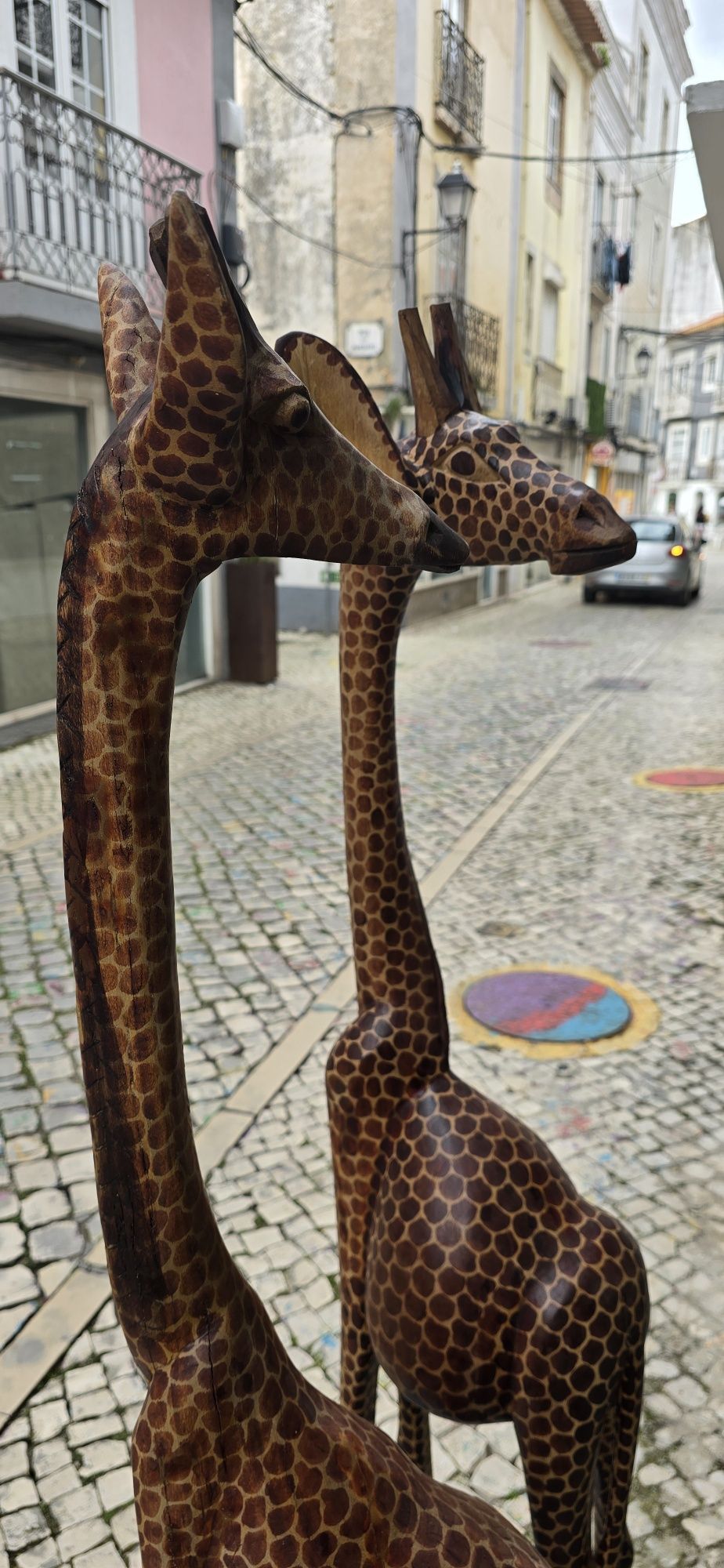 Casal de girafas em madeira esculpida