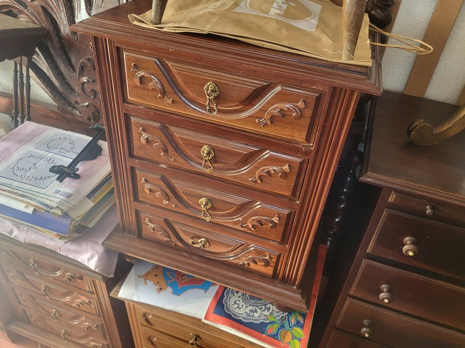 Roupeiro + comoda + 2 camiseiros