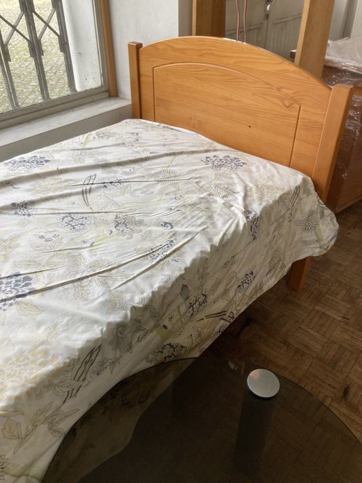 Quarto de estudante cama colchao escrivaninha estante e cadeira