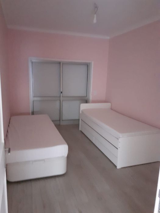 cama com gavetao e arrumação