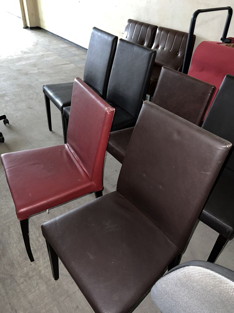 Varias cadeiras usadas